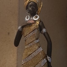 Statuette en résine de femme africaine pailletée dorée