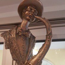 Statuette en résine de saxophoniste façon bronze