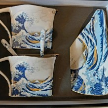 Coffret 2 tasses triangulaires en porcelaine “la vague” d’Hokusai